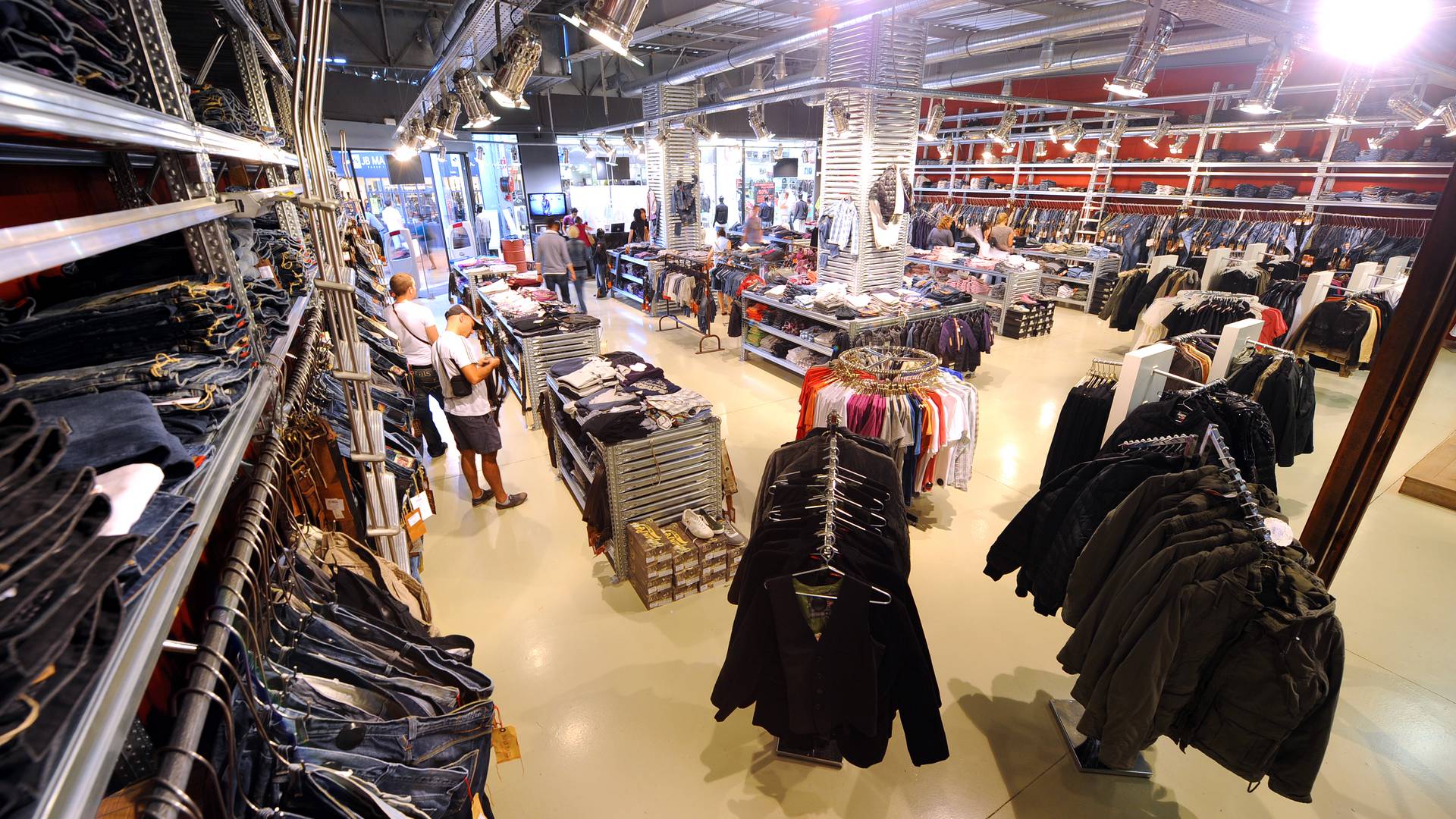 Desde la industria de las medias hasta los centros de venta de marcas (sólo en inglés)