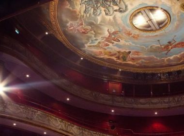 Después de pasear por el Sena ¡sube al escenario!