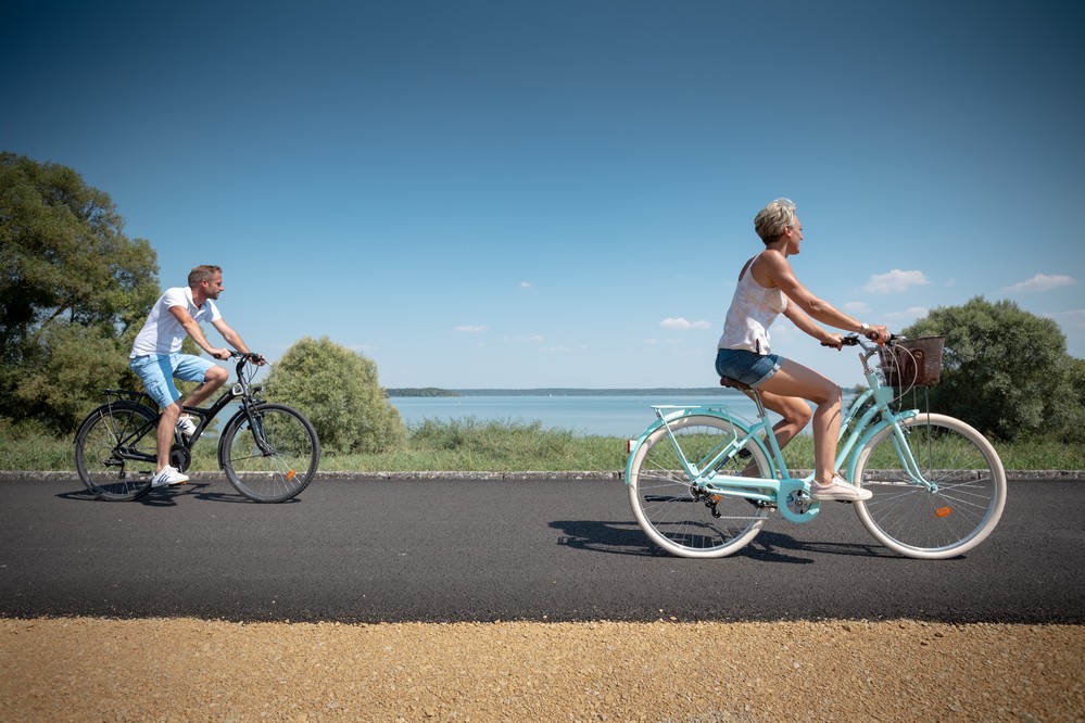 Recorrer los lagos a pie o en bicicleta
