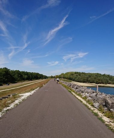 Recorrer los lagos a pie o en bicicleta