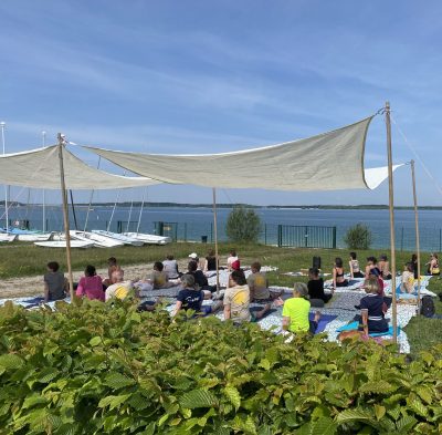 Séance Yoga – Mirage rafraîchissant ou stèle d’une crise climatique ? // L’Art est dans le pré